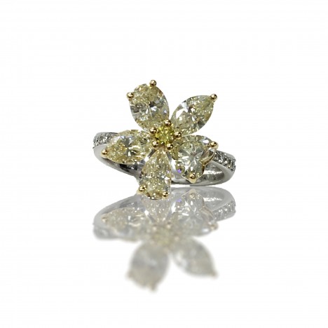 ダイヤモンドを花びらにした 贅沢でシックな一品です。 シンプルなデザインなので、 光の入り方によって ダイヤモンドがきらびやかに輝きます。